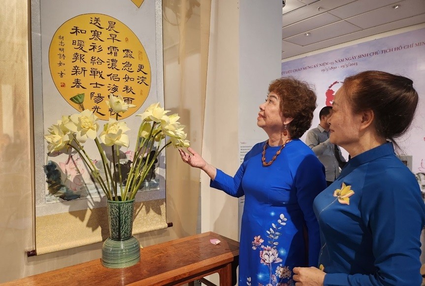 Bài thơ "Nhớ chiến sĩ" của Chủ tịch Hồ Chí Minh thể hiện trên thư pháp Hán Nôm trưng bày tại sự kiện thu hút khách tham quan.