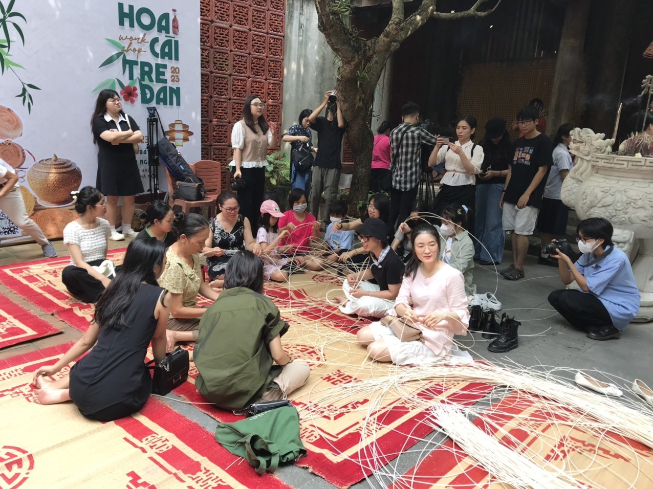 “Hoa cài tre đan” tôn vinh nghề thủ công truyền thống mây tre đan