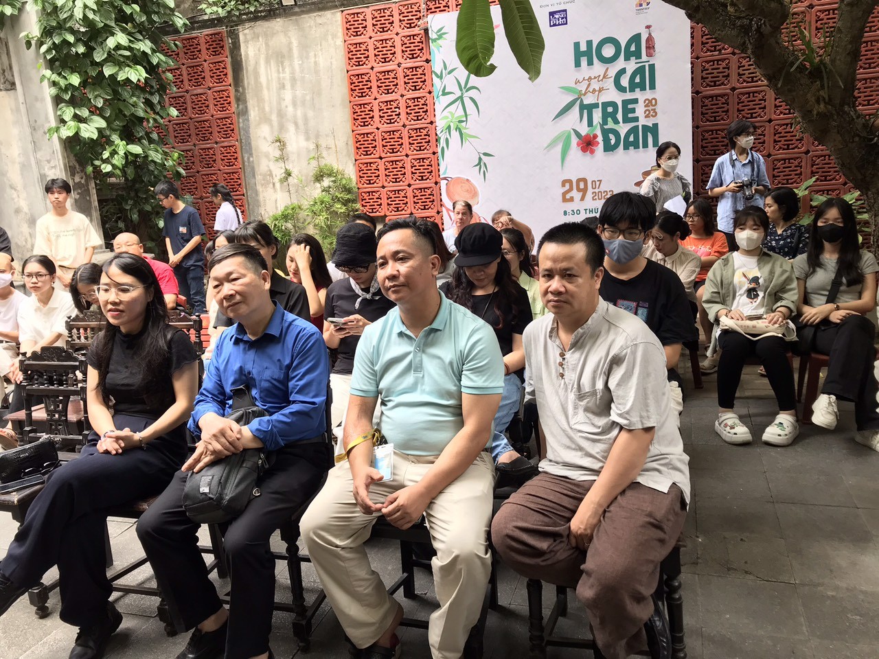 “Hoa cài tre đan” tôn vinh nghề thủ công truyền thống mây tre đan