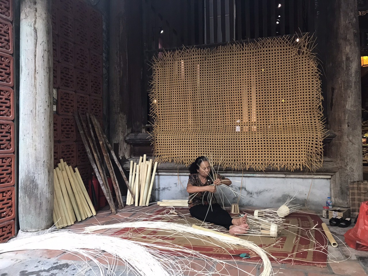 “Hoa cài tre đan” tôn vinh nghề thủ công truyền thống mây tre đan