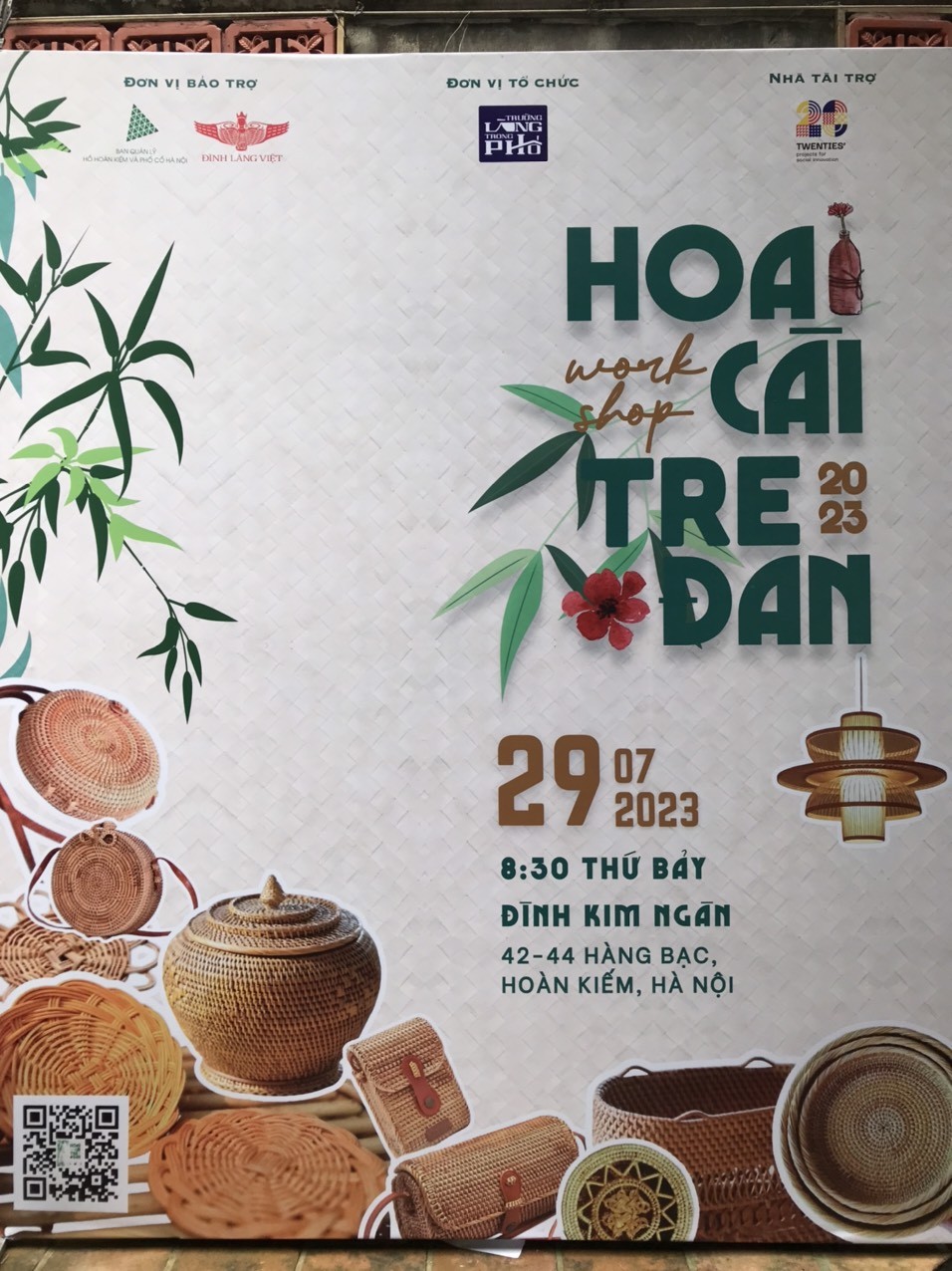 “Hoa cài tre đan” tôn vinh nghề thủ công truyền thống mây tre đan