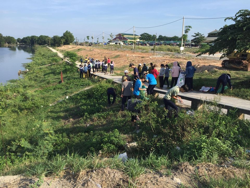 Đoàn viên và học sinh trường Nguyễn Chí Thanh làm vệ sinh dọc bờ sông Sịa