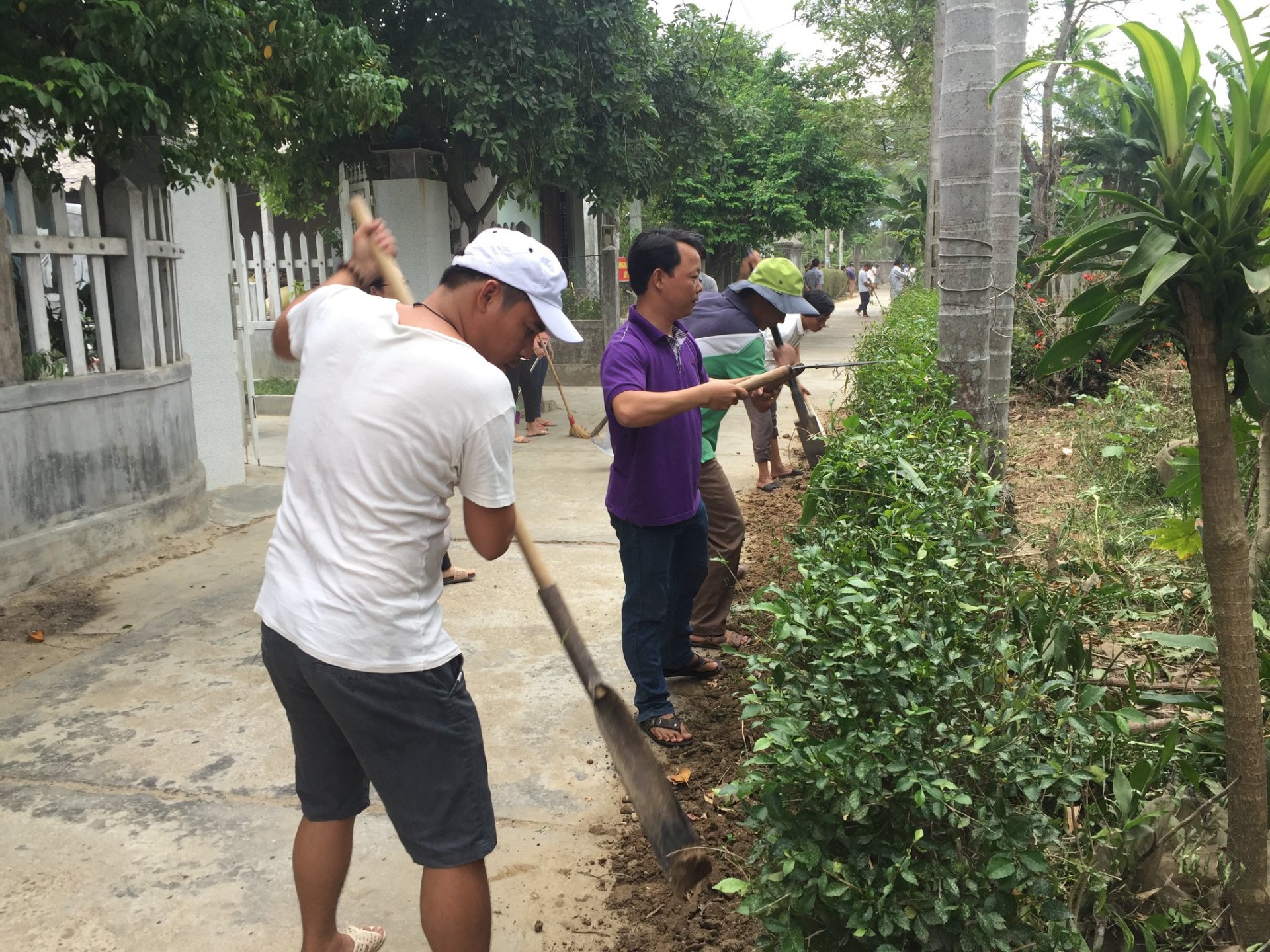 Người dân xã Quảng Phú tích cực tham gia Ngày Chủ nhật xanh.jpg