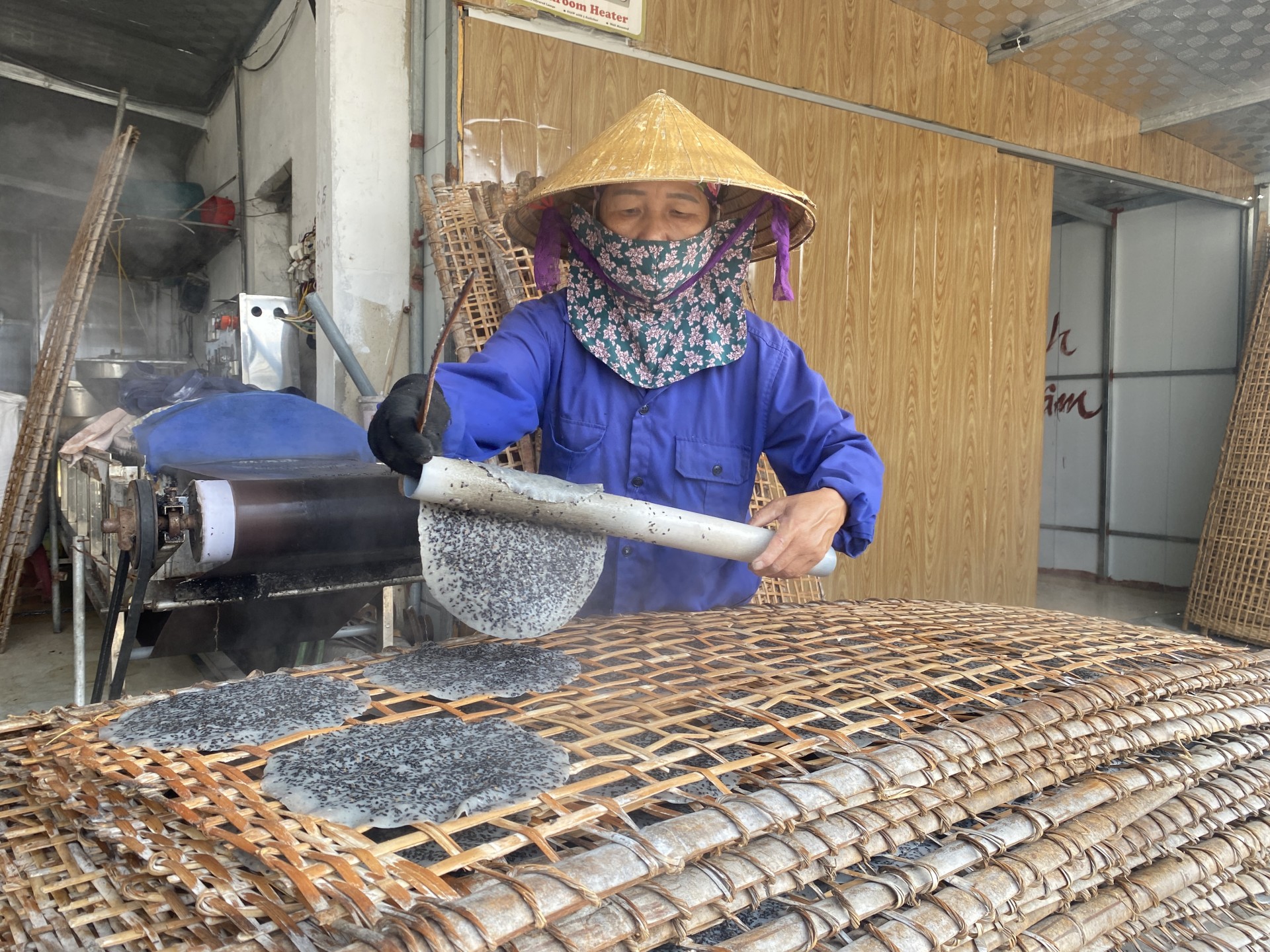 Thưởng thức bánh đa vừng giòn tan, béo ngậy đạt chuẩn OCOP Hà Tĩnh Thưởng thức bánh đa vừng giòn tan, béo ngậy đạt chuẩn OCOP Hà Tĩnh