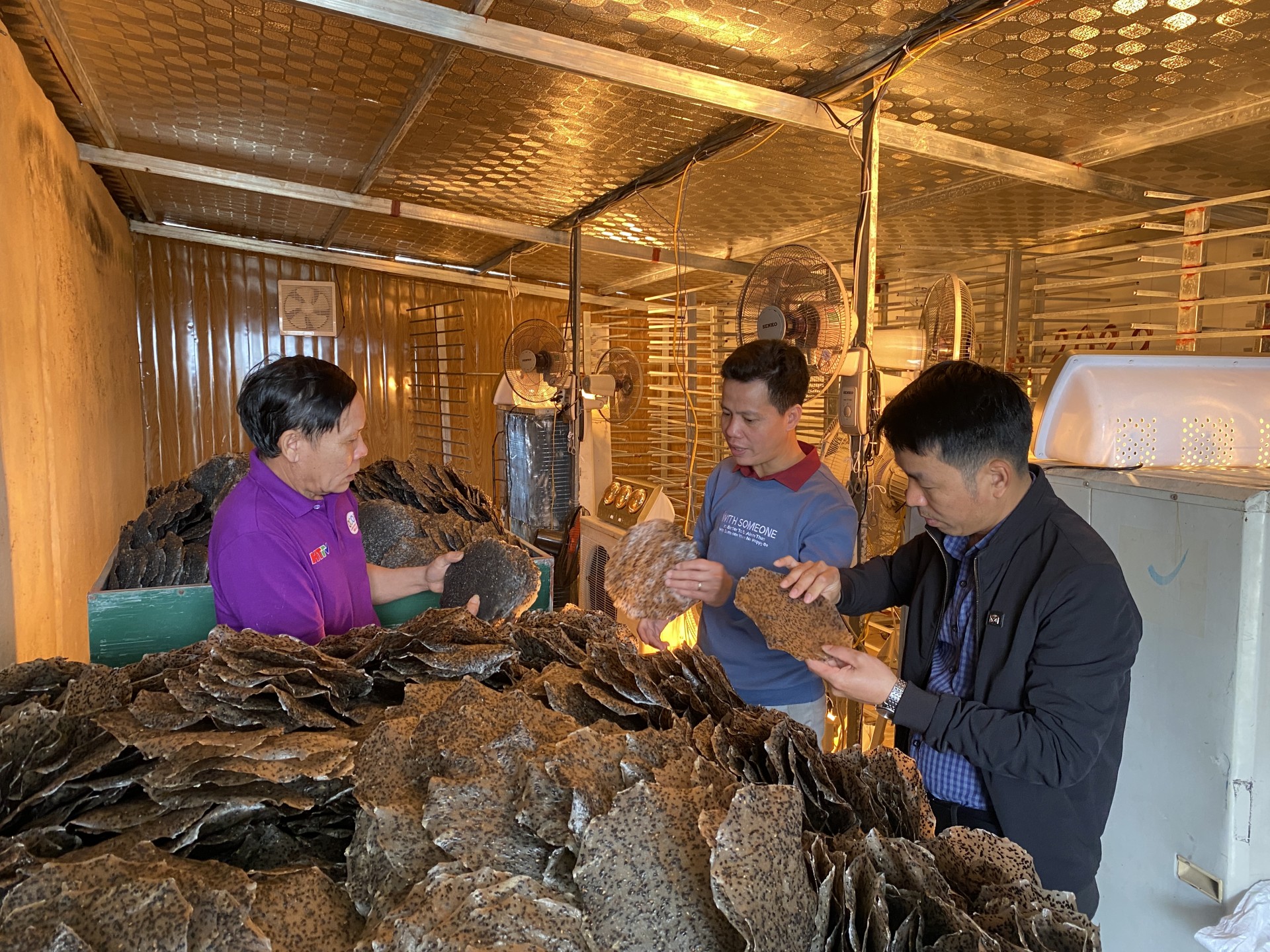 Những chiếc bánh đa vừng đen tuy đơn giản nhưng cũng đòi hỏi phải trải qua nhiều công đoạn tỉ mỉ, công phu. Những chiếc bánh đa vừng đen tuy đơn giản nhưng cũng đòi hỏi phải trải qua nhiều công đoạn tỉ mỉ, công phu.