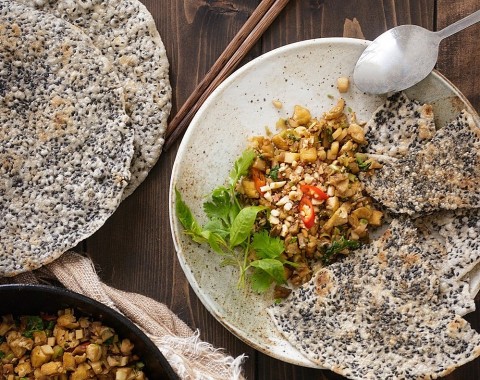 Thưởng thức bánh đa vừng giòn tan, béo ngậy đạt chuẩn OCOP Hà Tĩnh
