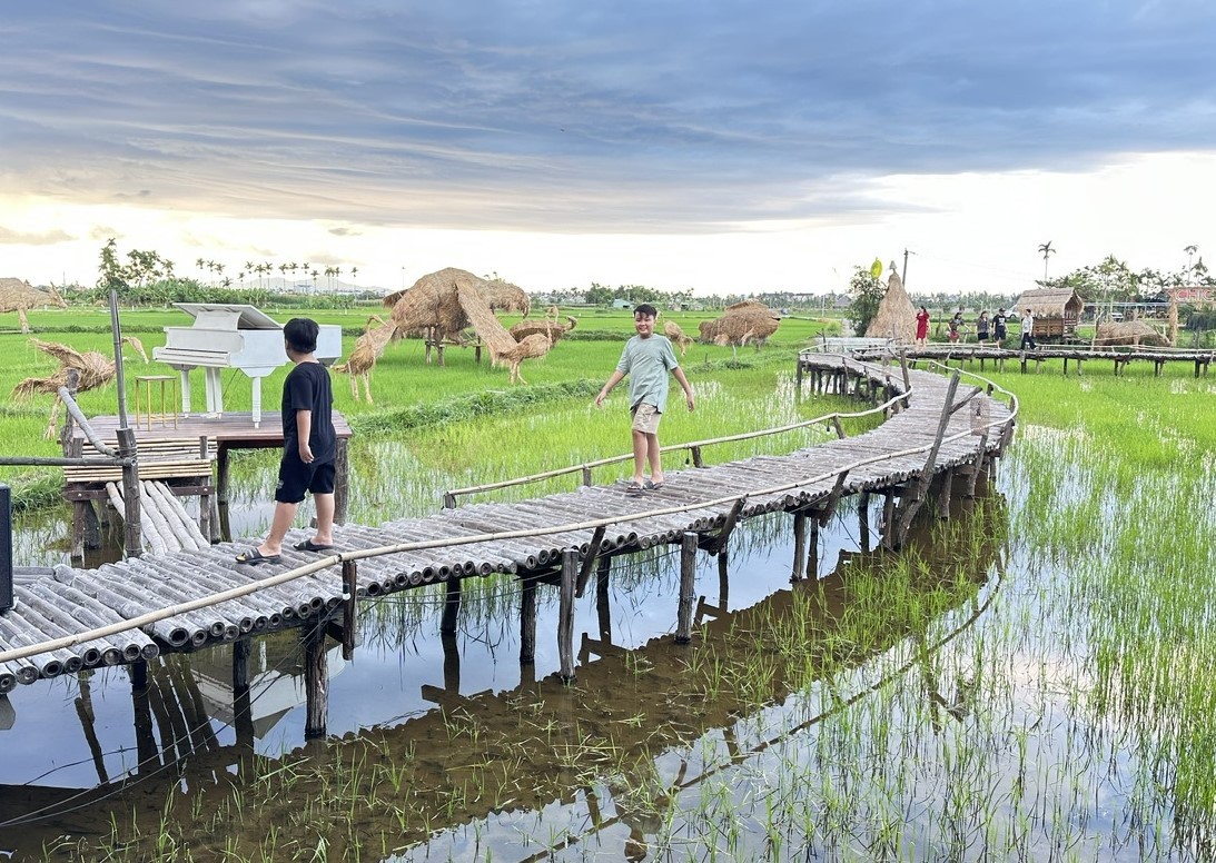 Tỉnh Quảng Nam có nhiều lợi thế để phát triển du lịch cộng đồng, du lịch nông thôn. Tỉnh Quảng Nam có nhiều lợi thế để phát triển du lịch cộng đồng, du lịch nông thôn.