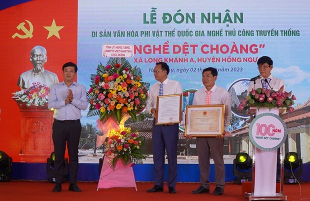 rao quyết định và Bằng công nhận của Bộ Văn hóa, Thể thao và Du lịch đưa Nghề dệt choàng xã Long Khánh A vào danh mục di sản văn hóa phi vật thể quốc gia. Ảnh: Nhựt An - TTXVN