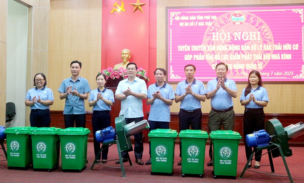 Lãnh đạo Hội Nông dân tỉnh trao hỗ trợ máy băm phụ phẩm nông nghiệp, thùng đựng rác sinh hoạt cho các hội viên, góp phần xây dựng NTM. Lãnh đạo Hội Nông dân tỉnh trao hỗ trợ máy băm phụ phẩm nông nghiệp, thùng đựng rác sinh hoạt cho các hội viên, góp phần xây dựng NTM.