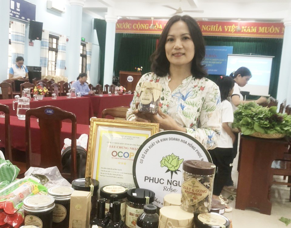 Gian trưng bày sản phẩm khởi nghiệp của phụ nữ Hội An. Gian trưng bày sản phẩm khởi nghiệp của phụ nữ Hội An.