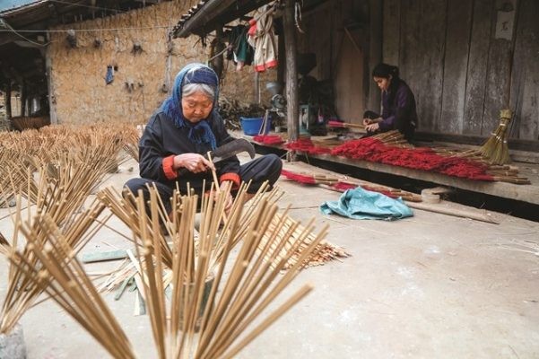 Chẻ tăm làm Nhang tại Làng Hương Phia Thắp của người Nùng tại huyện Quảng Yên-Cao Bằng