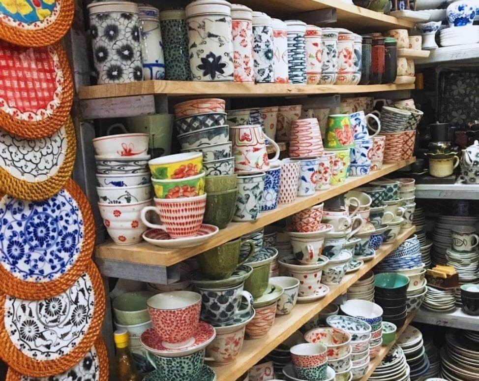 Góc nhỏ một gian hàng tại chợ gốm sứ Bát Tràng Góc nhỏ một gian hàng tại chợ gốm sứ Bát Tràng