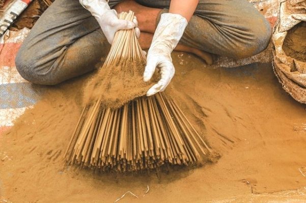 Một công đoạn làm hương Phia Thắp (nhúng đập)