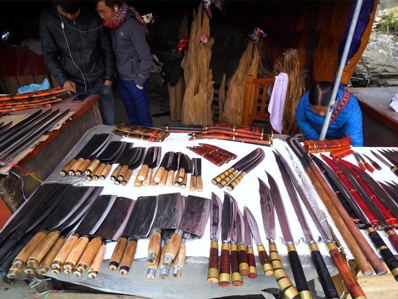 Các nghệ nhân chỉ rèn bằng tay, chủ yếu dựa trên kinh nghiệm lâu năm, từ khâu chọn nguyên liệu, cách rèn thép, đến sử dụng chuyên môn của mình để tạo ra dao, kéo, cuốc, liềm,...Chất lượng tốt, được nhiều người tin dùng.