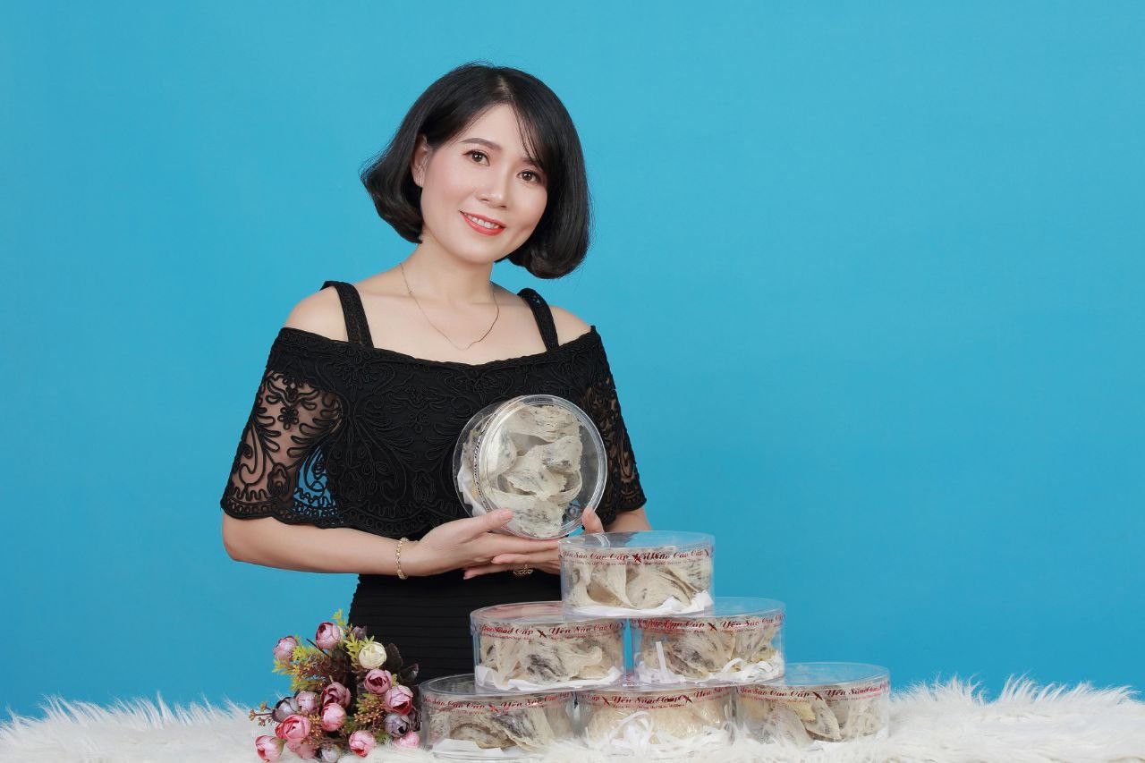 Chị Trần Thị Nhượng cùng sản phẩm Yến sào Yến Hương Chị Trần Thị Nhượng cùng sản phẩm Yến sào Yến Hương