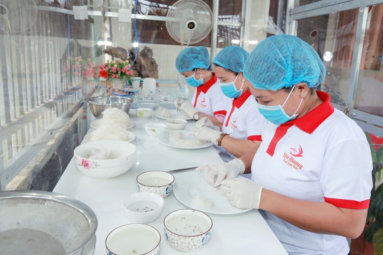 Các công nhân làm việc tại cơ sở Các công nhân làm việc tại cơ sở