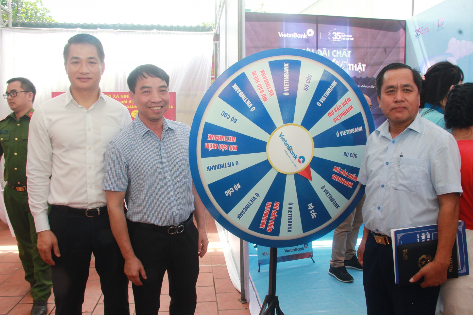 Ngày hội chuyển đổi số, xây dựng mô hình thôn thông minh đầu tiên tại xã Ninh Hiệp Ngày hội chuyển đổi số, xây dựng mô hình thôn thông minh đầu tiên tại xã Ninh Hiệp