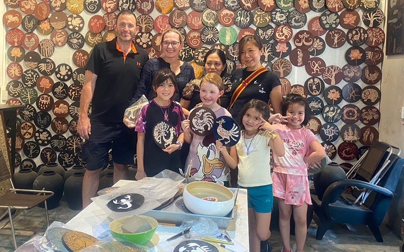 Khách du lịch quốc tế thích thú với trải nghiệm làm sơn mài. Khách du lịch quốc tế thích thú với trải nghiệm làm sơn mài.