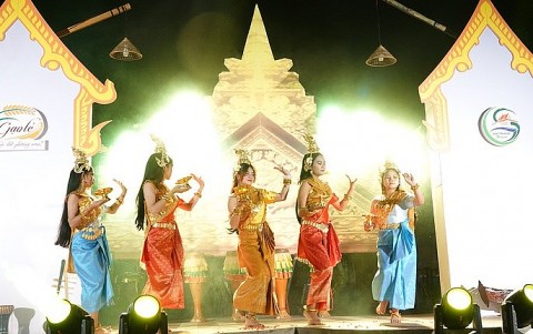 ve dep dac sac trong trang phuc dan toc khmer nam bo