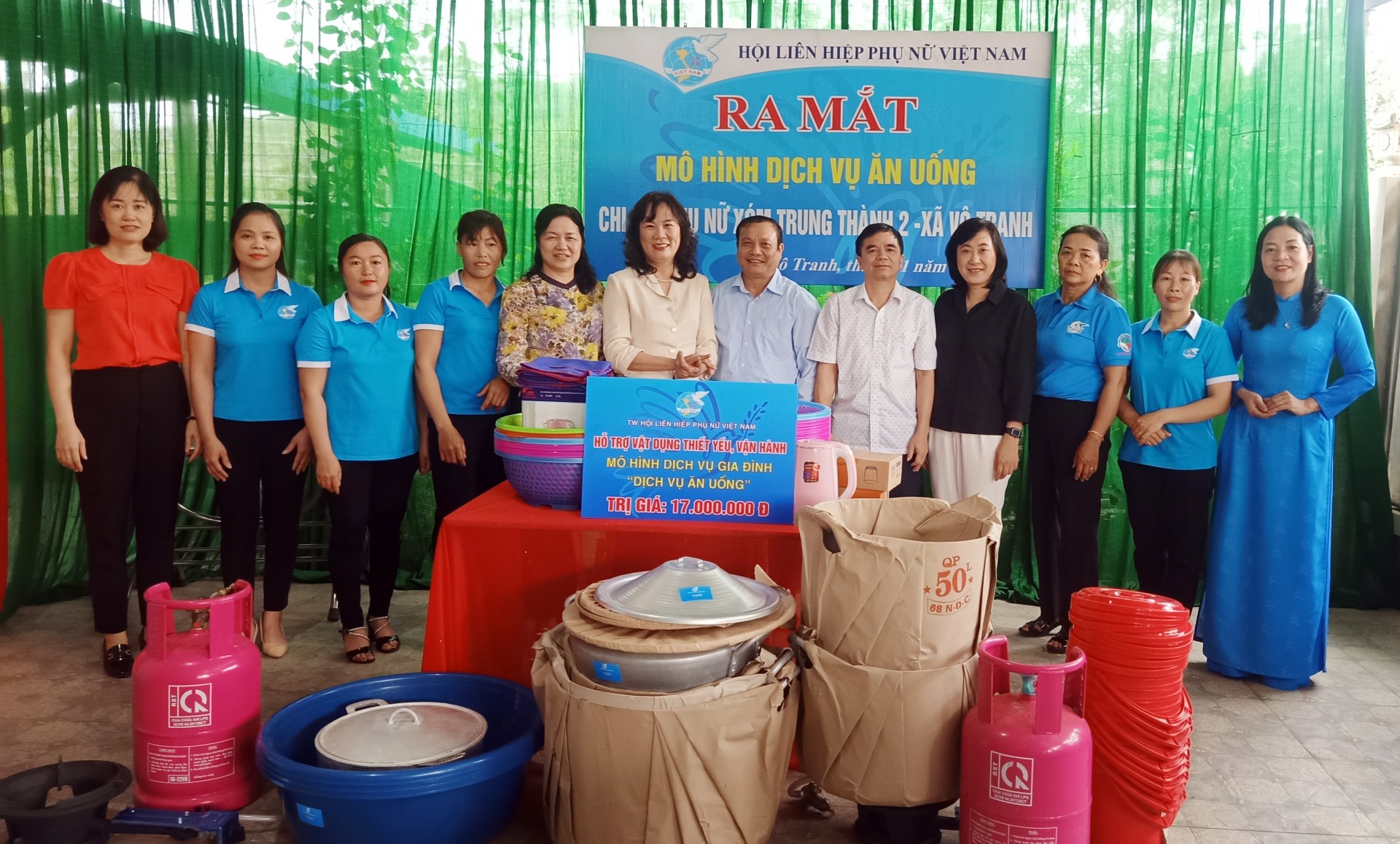 Hội LHPN Việt Nam trao tặng trao tặng thiết bị cho mô hình Dịch vụ gia đình tại xóm Trung Thành 2