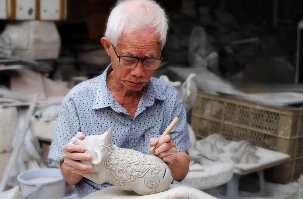 Nghệ nhân Đình Ngọc đang tạo tác cho sản phẩm gốm.