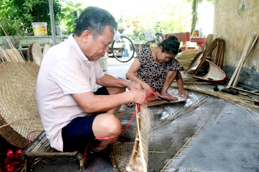 Ông Lại Hoàng Đạt và vợ là bà Khiếu Thị Chiên gần 80 tuổi nhưng vẫn gắn bó với nghề mây tre đan truyền thống. Ông Lại Hoàng Đạt và vợ là bà Khiếu Thị Chiên gần 80 tuổi nhưng vẫn gắn bó với nghề mây tre đan truyền thống.