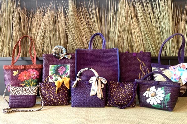 Cây cỏ bàng qua bàn tay của nghệ nhân trở thành những sàn phẩm rất đặc sắc  Cây cỏ bàng qua bàn tay của nghệ nhân trở thành những sàn phẩm rất đặc sắc