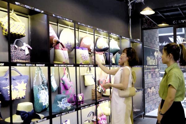 Giang trưng bày các sản phẩm từ cỏ bàng.  Ảnh: Bảo Hòa. Giang trưng bày các sản phẩm từ cỏ bàng.  Ảnh: Bảo Hòa.