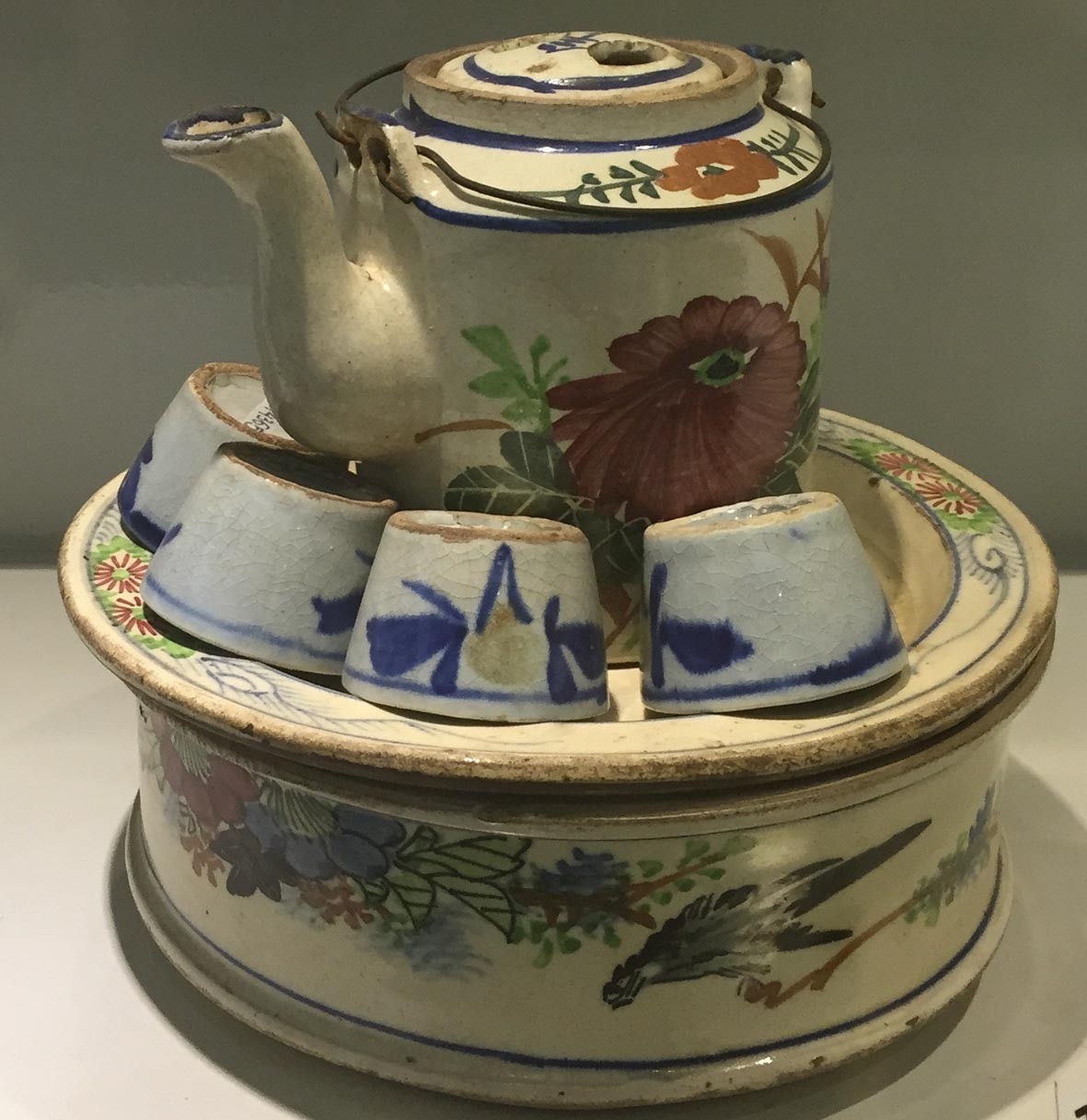 Một vài sản phẩm gốm đặc trưng của Lái Thiêu. Đi sâu vào sản xuất sản phẩm ứng dụng song không vì thế mà gốm Lái Thiêu mất đi tính mỹ thuật, trái lại nhìn vào các sản phẩm này người dùng có thể nhận thấy sự tinh tế đậm chất hội họa. Một vài sản phẩm gốm đặc trưng của Lái Thiêu. Đi sâu vào sản xuất sản phẩm ứng dụng song không vì thế mà gốm Lái Thiêu mất đi tính mỹ thuật, trái lại nhìn vào các sản phẩm này người dùng có thể nhận thấy sự tinh tế đậm chất hội họa.