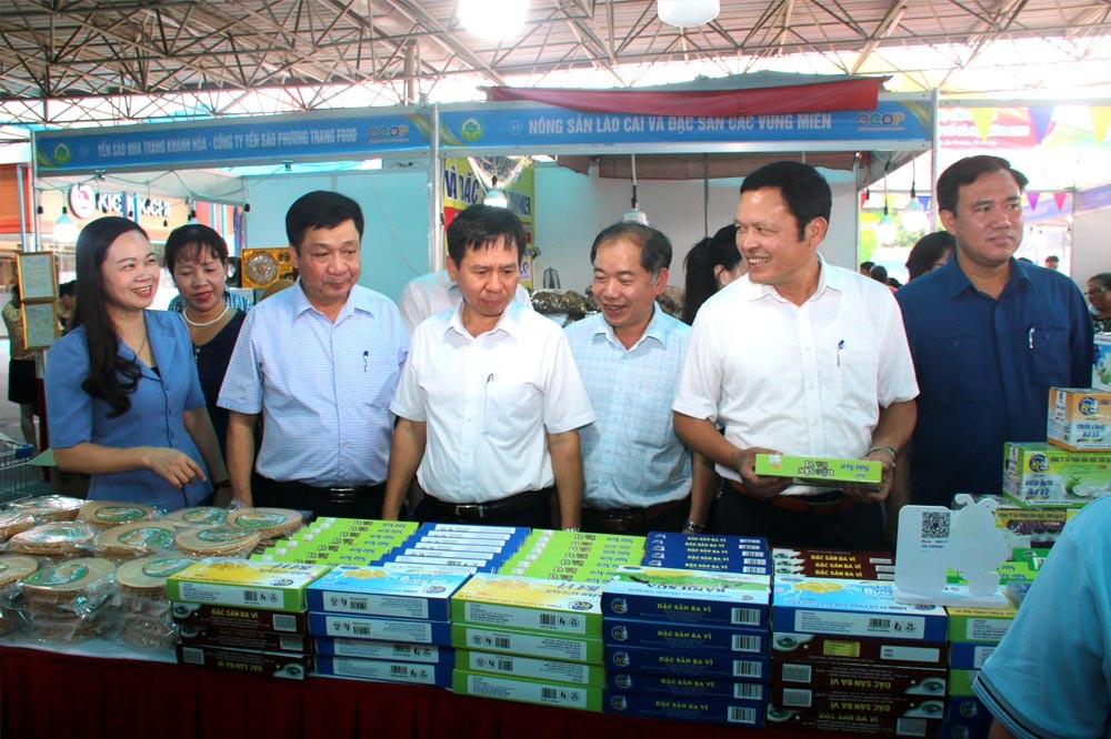 Xây dựng nông thôn mới gắn với chương trình OCOP mục tiêu thúc đẩy kinh tế vùng nông thôn phát triển có tính chất bền vững. Trong ảnh: Đại diện lãnh đạo TP Hà Nội tham quan gian hàng OCOP. Xây dựng nông thôn mới gắn với chương trình OCOP mục tiêu thúc đẩy kinh tế vùng nông thôn phát triển có tính chất bền vững. Trong ảnh: Đại diện lãnh đạo TP Hà Nội tham quan gian hàng OCOP.