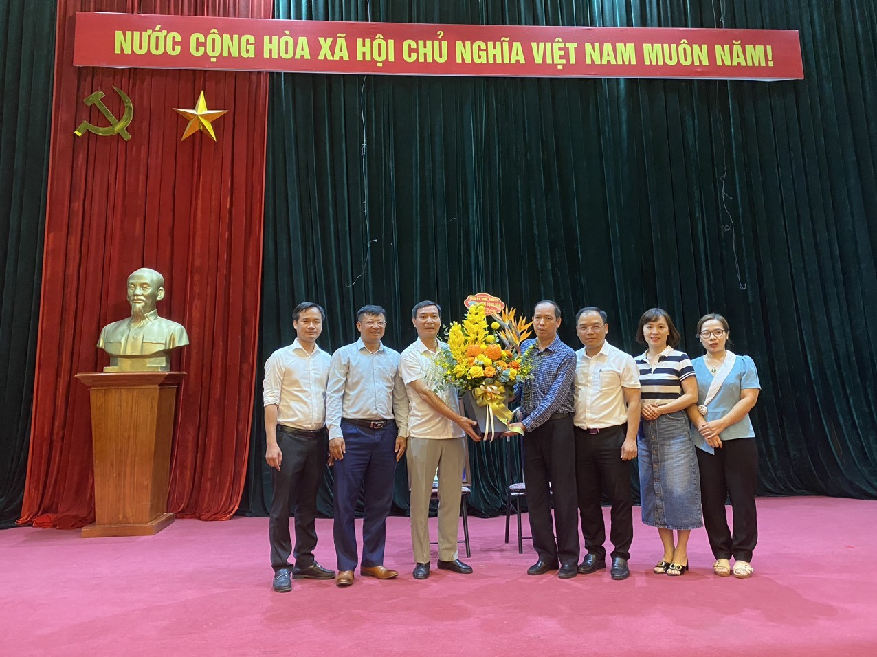 Lãnh đạo Đảng uỷ - UBND - UBMTTQ phường Dịch Vọng Hậu tặng hoa tác giả bài hát “Dịch Vọng Hậu trong tôi”