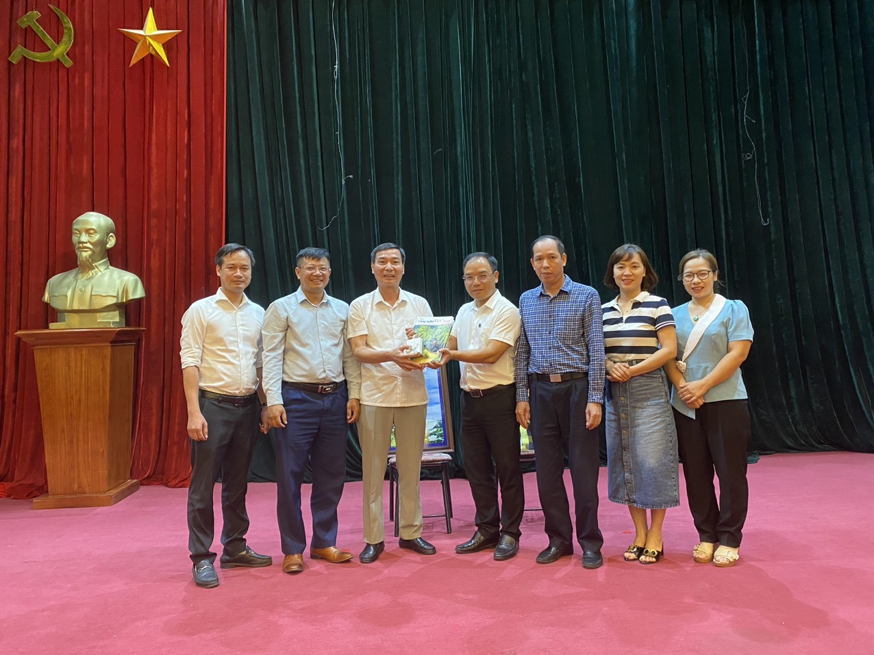 Lãnh đạo Đảng uỷ - UBND - UBMTTQ phường Dịch Vọng Hậu đón nhận tác phẩm “Dịch Vọng Hậu trong tôi” và ấn phẩm chuyên đề của Tạp chí Làng nghề Việt Nam