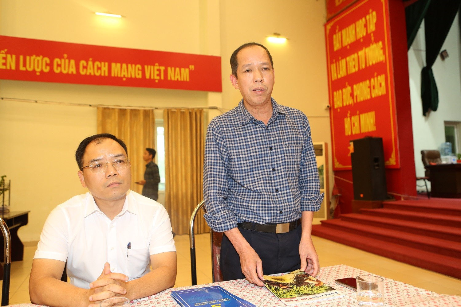 Đồng chí Lê Quang Lợi - Bí thư Đảng uỷ phường Dịch Vọng Hậu (bên phải) phấn khởi phát biểu