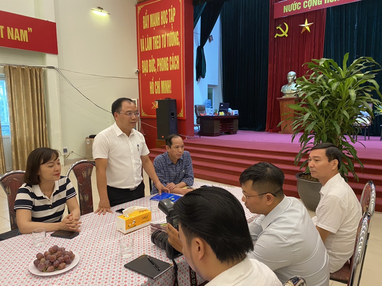 Đồng chí Tống Xuân Duy - Chủ tịch UBND phường Dịch Vọng Hậu ghi nhận và cảm ơn hai tác giả ca khúc “Dịch Vọng Hậu trong tôi”