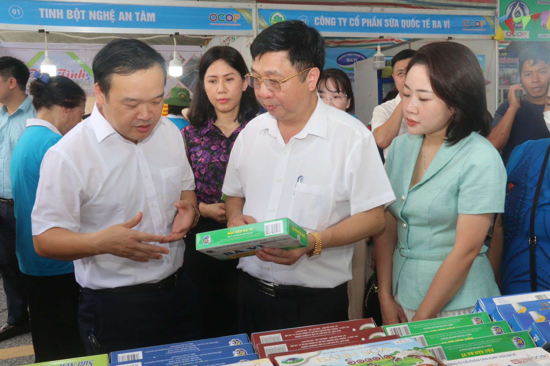 Khai mạc Tuần hàng tư vấn, giới thiệu xúc tiến sản phẩm OCOP, làng nghề tại quận Long Biên Khai mạc Tuần hàng tư vấn, giới thiệu xúc tiến sản phẩm OCOP, làng nghề tại quận Long Biên