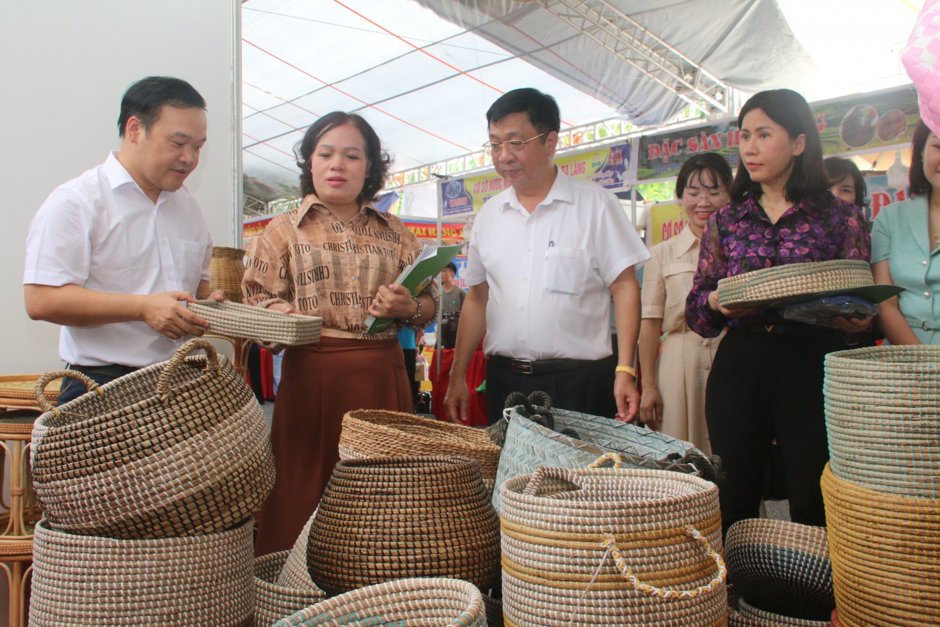 Khai mạc Tuần hàng tư vấn, giới thiệu xúc tiến sản phẩm OCOP, làng nghề tại quận Long Biên Khai mạc Tuần hàng tư vấn, giới thiệu xúc tiến sản phẩm OCOP, làng nghề tại quận Long Biên