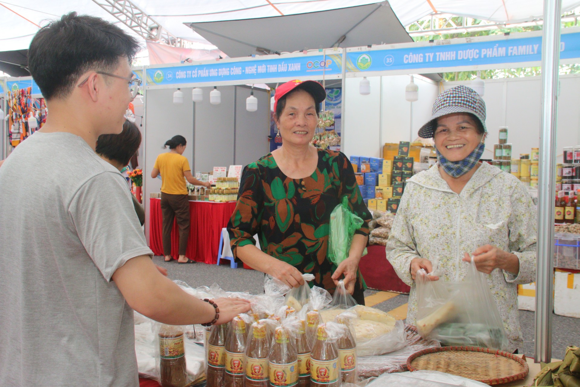 Khai mạc Tuần hàng tư vấn, giới thiệu xúc tiến sản phẩm OCOP, làng nghề tại quận Long Biên Khai mạc Tuần hàng tư vấn, giới thiệu xúc tiến sản phẩm OCOP, làng nghề tại quận Long Biên