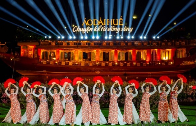 Áo dài Huế - Chuyện kể từ dòng sông