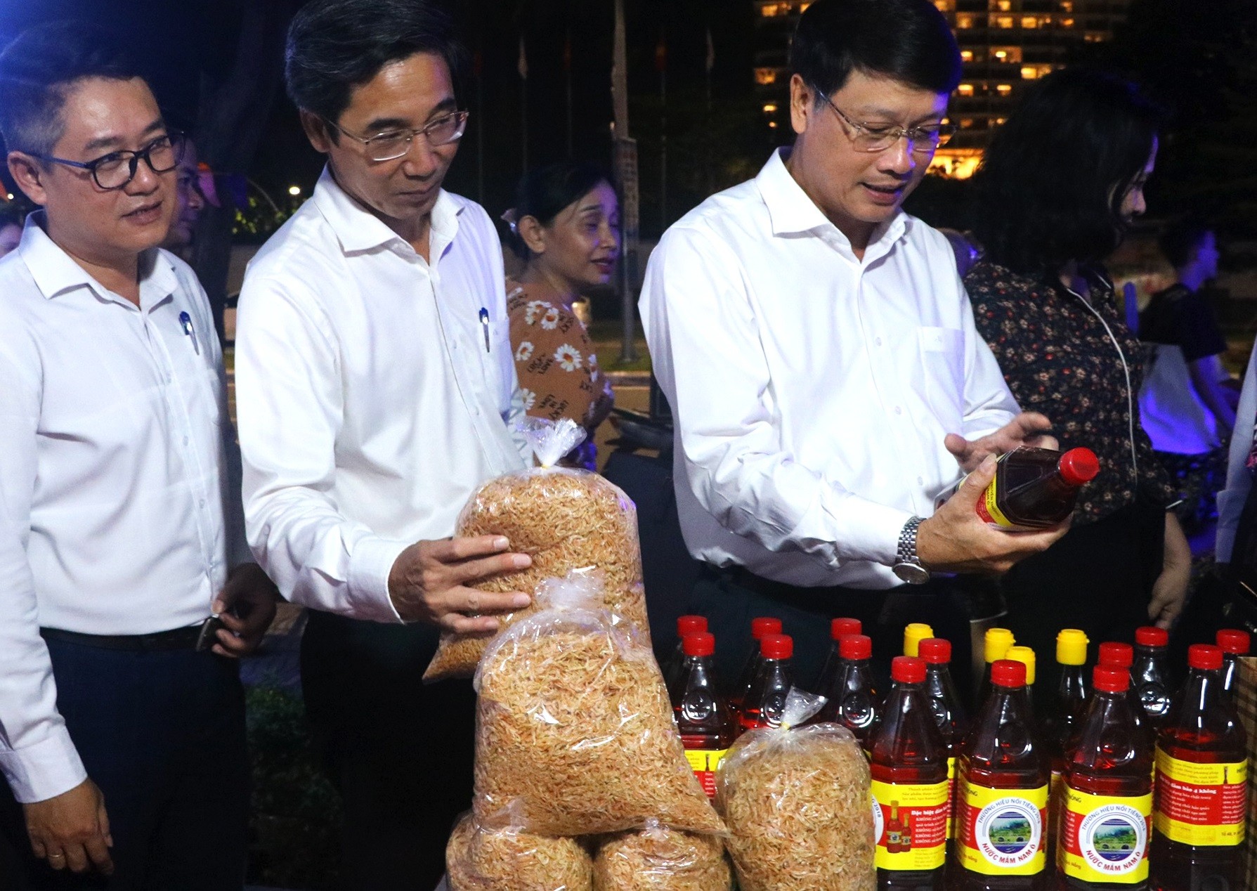 Chủ tịch Ủy ban MTTQ Việt Nam thành phố Ngô Xuân Thắng, Phó Chủ tịch UBND thành phố Trần Chí Cường cùng lãnh đạo quận Liên Chiểu tham quan các gian hàng. Ảnh: VĂN HOÀNG Chủ tịch Ủy ban MTTQ Việt Nam thành phố Ngô Xuân Thắng, Phó Chủ tịch UBND thành phố Trần Chí Cường cùng lãnh đạo quận Liên Chiểu tham quan các gian hàng. Ảnh: VĂN HOÀNG