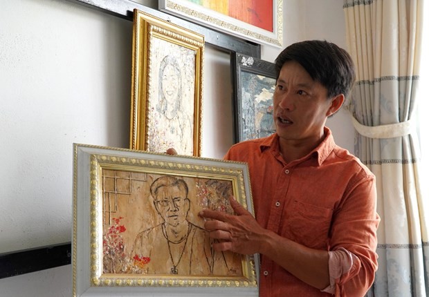 Ông Lê Hoàng Nhân giới thiệu bức tranh khắc họa chân dung Nhà giáo ưu tú Ngô Hồng Khiêm, người được tuyên dương vì có nhiều hoạt động giúp đỡ học sinh nghèo ở thành phố Rạch Giá, tỉnh Kiên Giang. Ảnh: Văn Sĩ - TTXVN Ông Lê Hoàng Nhân giới thiệu bức tranh khắc họa chân dung Nhà giáo ưu tú Ngô Hồng Khiêm, người được tuyên dương vì có nhiều hoạt động giúp đỡ học sinh nghèo ở thành phố Rạch Giá, tỉnh Kiên Giang. Ảnh: Văn Sĩ - TTXVN