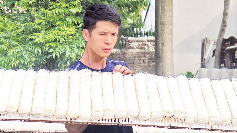 Anh Lý Anh Tuấn, Giám đốc Hợp tác xã cao khô Chợ Bãi (Yên Phúc, Văn Quan, Lạng Sơn) kiểm tra sản phẩm trước khi đóng gói.