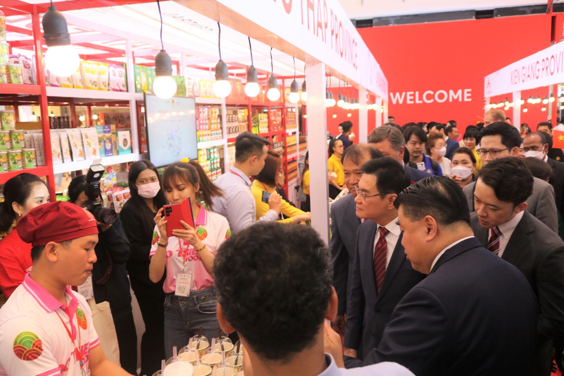 5Phó Thủ tướng, Bộ Trưởng Bộ Thương mại Thái Lan – Ông Jurin Laksanawisit cùng đông đảo khách mời thăm quan các gian hàng Việt Nam