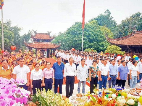 Huyện Ba Vì (Hà Nội) : Xã Phong Vân tổ chức cho giáo viên và học sinh các nhà trường dâng hương báo công tại Đền Hùng Phú Thọ