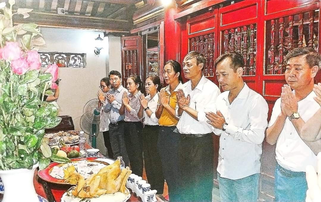 Huyện Ba Vì (Hà Nội) : Xã Phong Vân tổ chức cho giáo viên và học sinh các nhà trường dâng hương báo công tại Đền Hùng Phú Thọ Huyện Ba Vì (Hà Nội) : Xã Phong Vân tổ chức cho giáo viên và học sinh các nhà trường dâng hương báo công tại Đền Hùng Phú Thọ