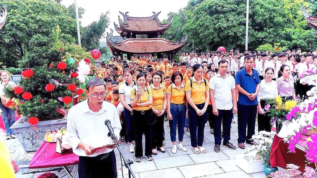 Huyện Ba Vì (Hà Nội) : Xã Phong Vân tổ chức cho giáo viên và học sinh các nhà trường dâng hương báo công tại Đền Hùng Phú Thọ Huyện Ba Vì (Hà Nội) : Xã Phong Vân tổ chức cho giáo viên và học sinh các nhà trường dâng hương báo công tại Đền Hùng Phú Thọ
