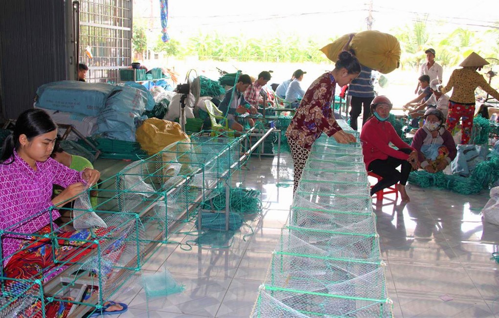 Các hộ dân đan ráp lú - lưới ở làng nghề Thơm Rơm, quận Thốt Nốt và một số xã ở huyện Cờ Đỏ đang nhộn nhịp sản xuất Các hộ dân đan ráp lú - lưới ở làng nghề Thơm Rơm, quận Thốt Nốt và một số xã ở huyện Cờ Đỏ đang nhộn nhịp sản xuất