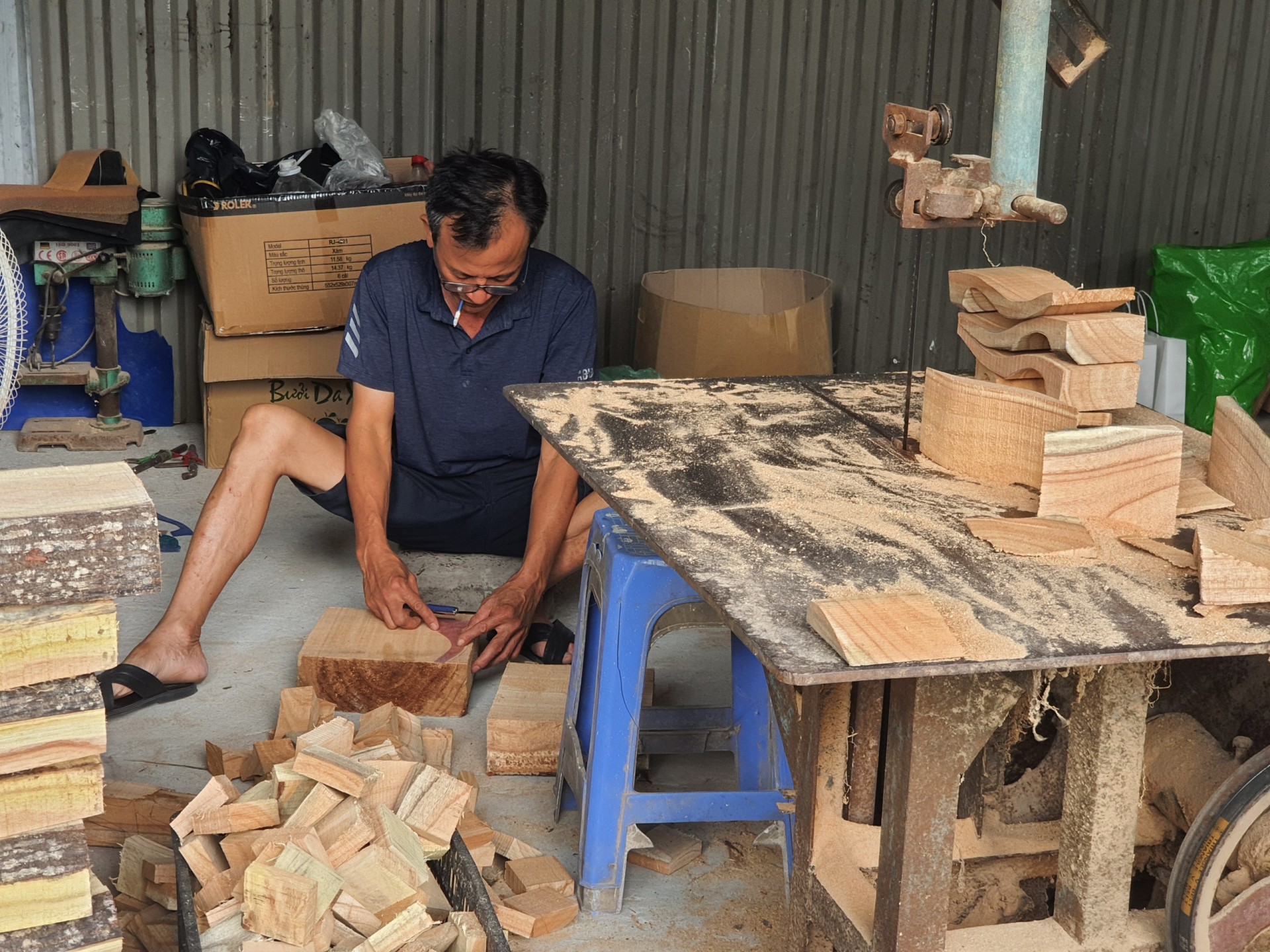 Trăn trở chuyện giữ nghề - Làng guốc mộc Yên Xá Trăn trở chuyện giữ nghề - Làng guốc mộc Yên Xá