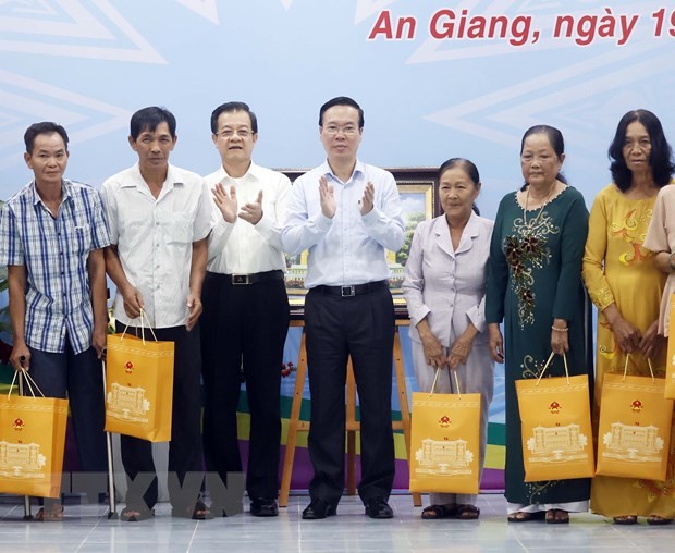 Chủ tịch nước Võ Văn Thưởng tặng quà cho gia đình chính sách và người có công của xã Vĩnh Tế. (Ảnh: Thống Nhất/TTXVN) Chủ tịch nước Võ Văn Thưởng tặng quà cho gia đình chính sách và người có công của xã Vĩnh Tế. (Ảnh: Thống Nhất/TTXVN)