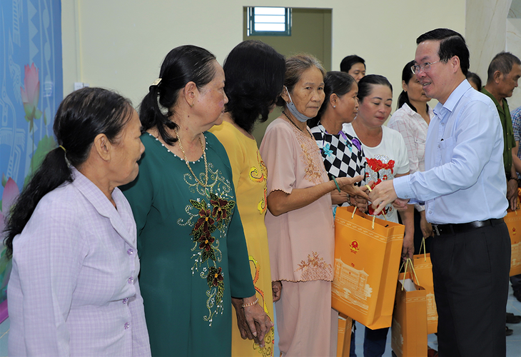 Chủ tịch nước thăm xã nông thôn mới nâng cao Vĩnh Tế ở An Giang