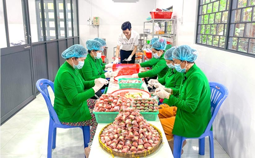 Anh Huỳnh Ngọc Hậu đang hướng dẫn mọi người làm việc Anh Huỳnh Ngọc Hậu đang hướng dẫn mọi người làm việc